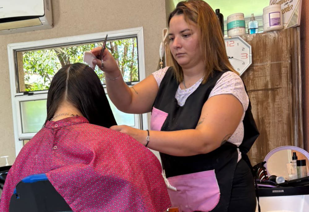 Es de Funes, peluquera y se solidariza con el Vilela: un juguete por un corte